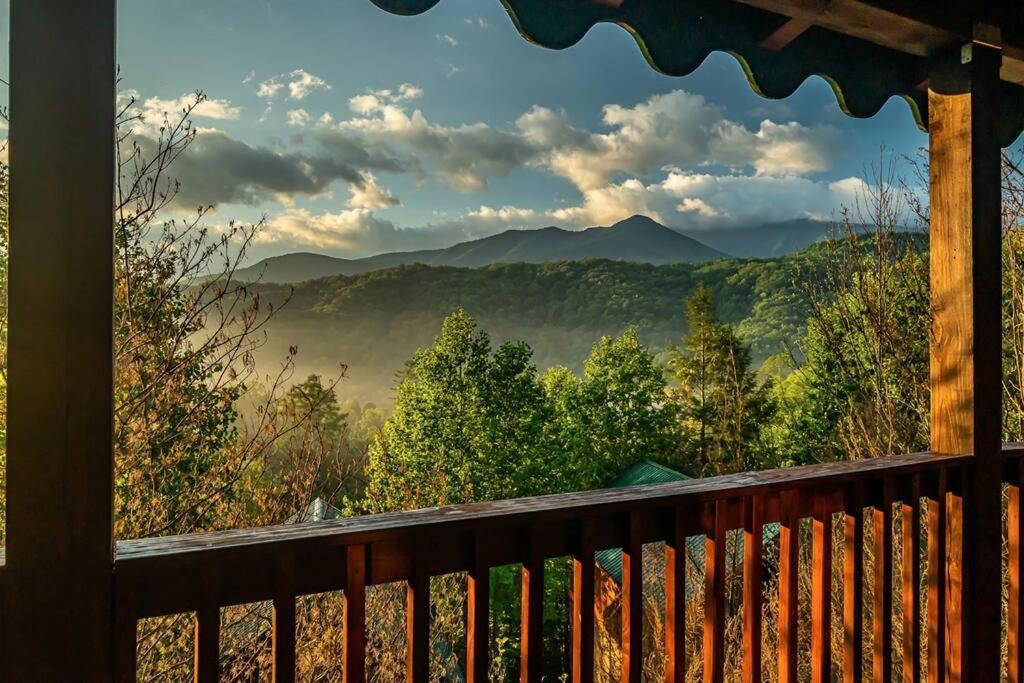 Spacious Smokies Cabin - Hot Tub With Mountain Views Gatlinburg Exterior foto